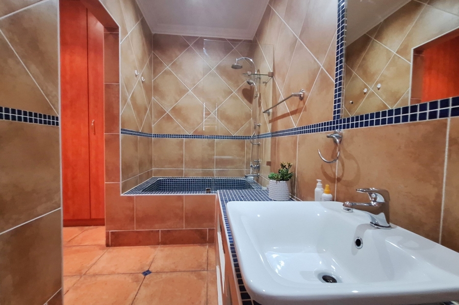 5 Bedroom Property for Sale in Golden Mile Western Cape